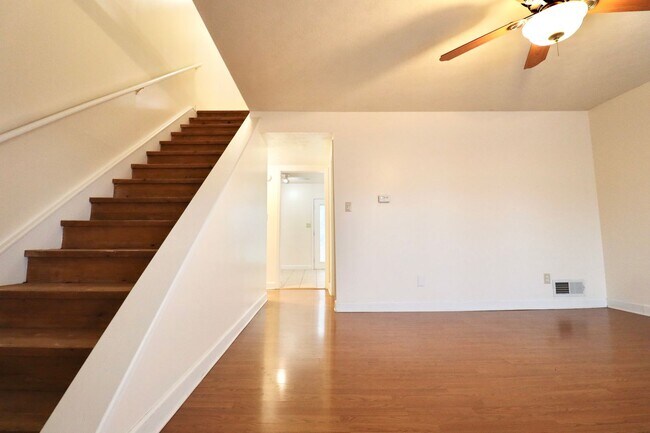 Building Photo - 2 Bedroom/2 Bath Townhouse near Stadium - ...