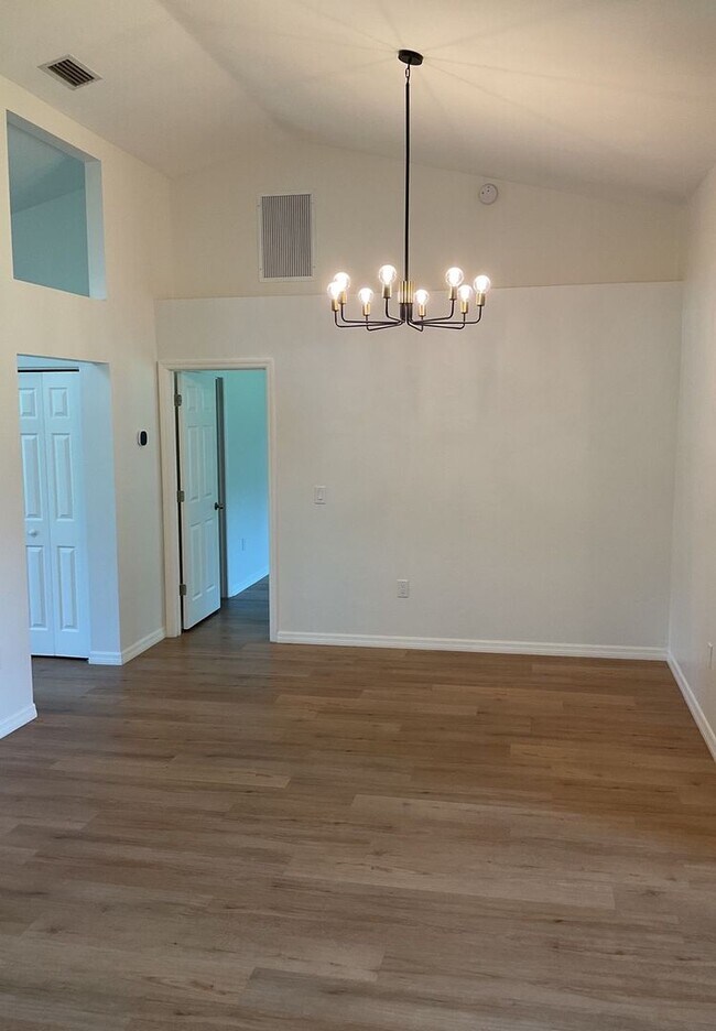 Building Photo - Spacious 3/2 in Eagle Point