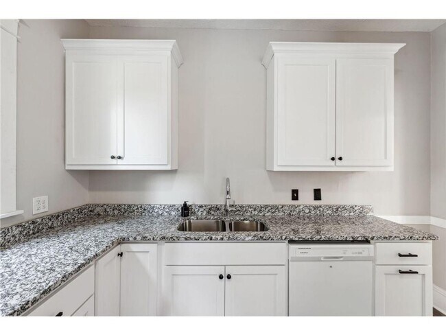 Building Photo - Beautiful 5 Bedroom 3 Bathroom House in MacGroveland