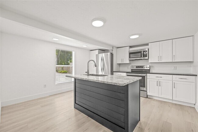 Building Photo - 2856 W Rainbow Cir