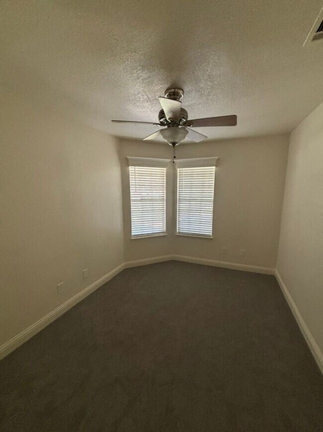 Building Photo - Clean 3 Bedroom / 2 Bathroom home near Stockdale High School, Recently Renovated!