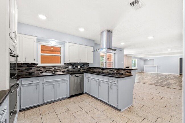 Building Photo - 1103 Manatee Ln