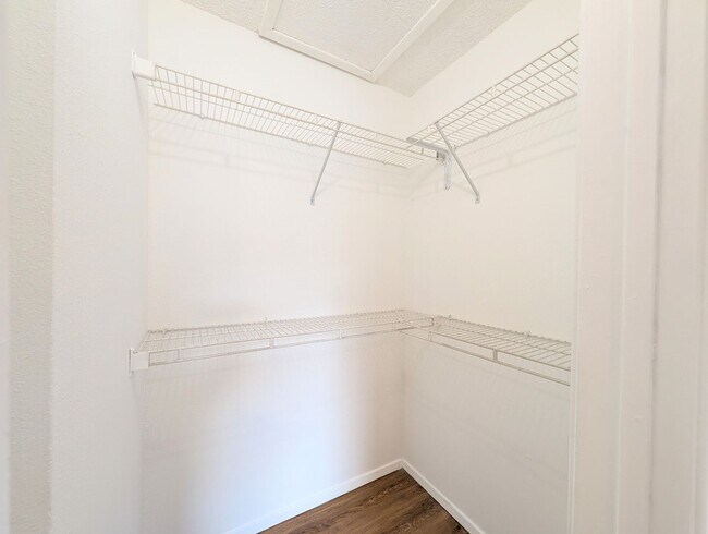 Building Photo - Bright & Well-Located 1BR/1BA Condo – Kendall Area