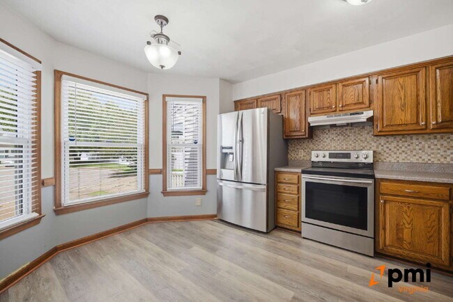 Building Photo - UPDATED 3 BEDROOM 2.5 BATH, FENCED YARD PETS ALLOWED