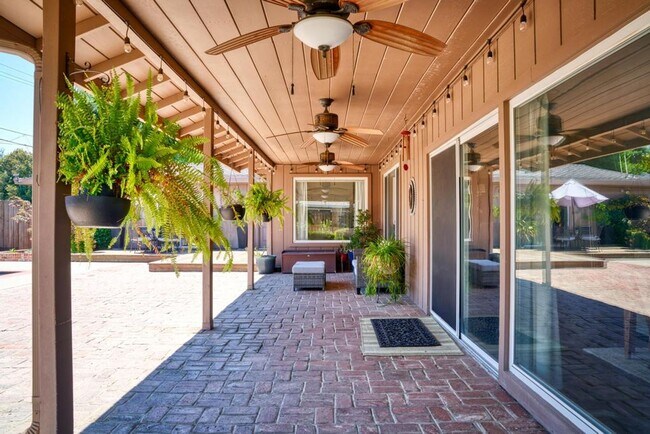 Building Photo - Stunning home located is sought after Northgate!