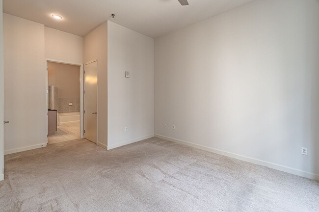Building Photo - Stunning 2-bedroom, 2-bathroom condo locat...