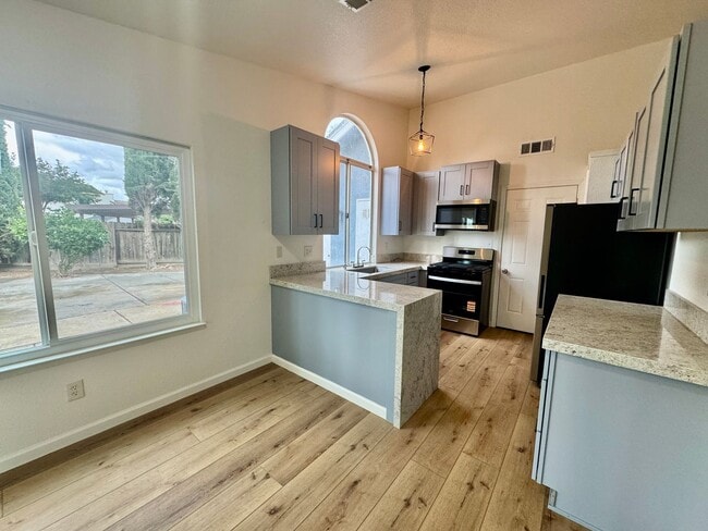 Building Photo - NEWLY REMODELED - 3 Bedroom 2 Bath Home for Rent