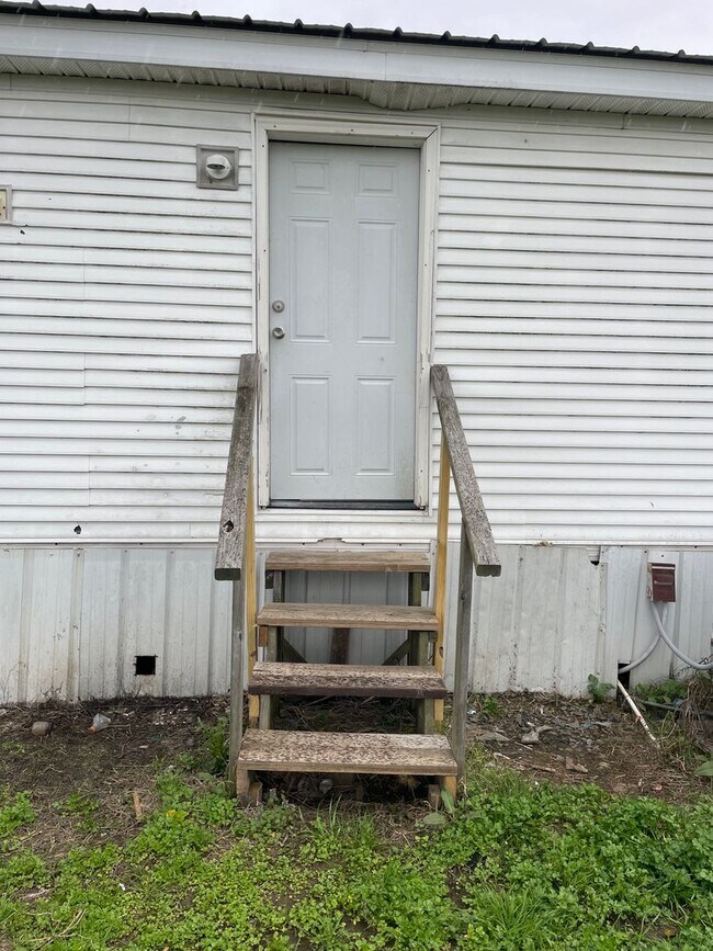 Building Photo - 4 bedroom, 2 bath doublewide trailer
