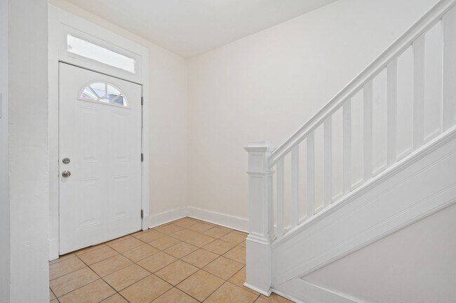 Building Photo - Newly Renovated 3 Bed, 1 Bath Home - Conveniently Located, Central AC & Heat - Available NOW in B...