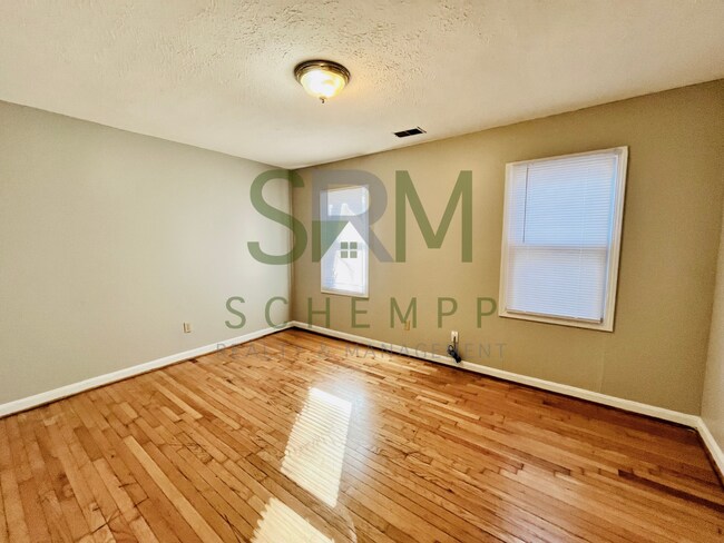 Building Photo - Spacious 3BR ranch in the Hazelwood neighborhood!