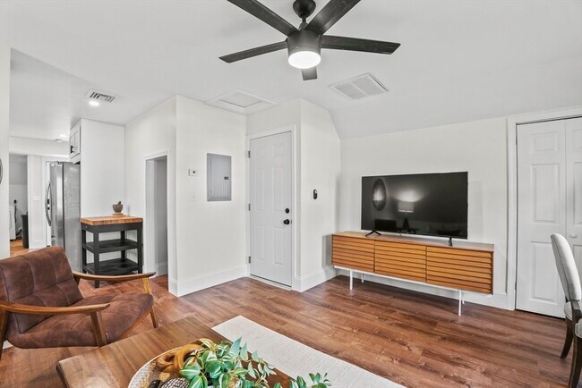 Building Photo - 1142 Washington St