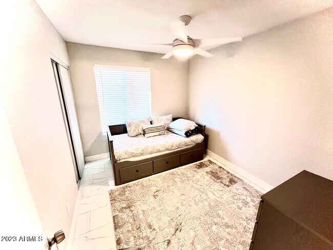 Building Photo - 906 S Lola Ln