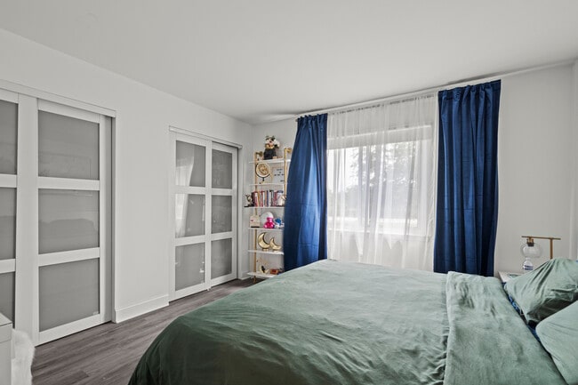 Building Photo - 9S220 S Frontage Rd