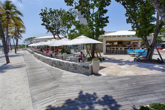 Building Photo - 19117 Fisher Island Dr