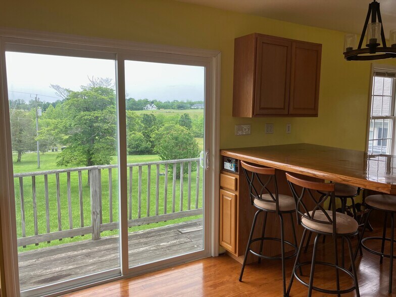 kitchen table - 6598 Louisa Rd