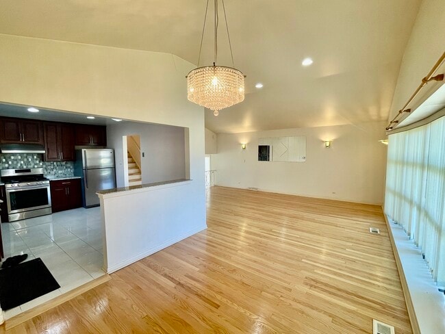 Building Photo - 4825 Sherwin Ave