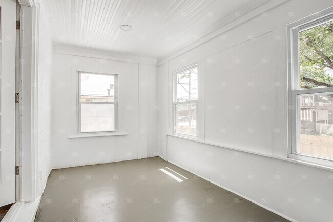 Building Photo - 2510 E 59th St