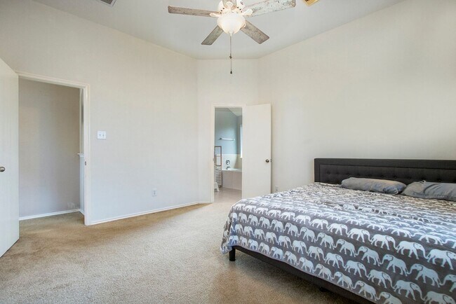 Building Photo - Gorgeous 3BR/2.5 Bath Single Family Home i...