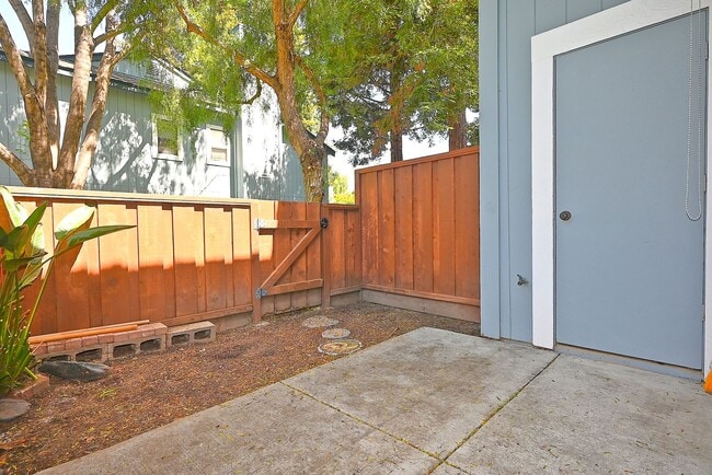 Building Photo - $3190 -- Beautifully Remodeled Townhome in...