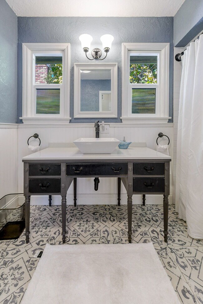 Main Bathroom - 1654 Verda St