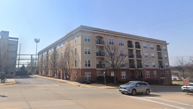 Building Photo - SPACIOUS 2-Bed, 2-Bath Condo WITH POOL, HO...