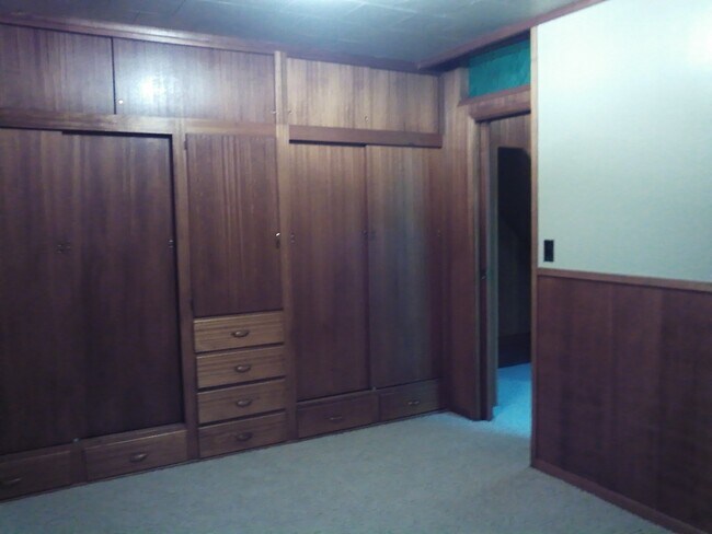 Building Photo - Large Shop Perfect for a home based business, plus 136 feet of waterfront.