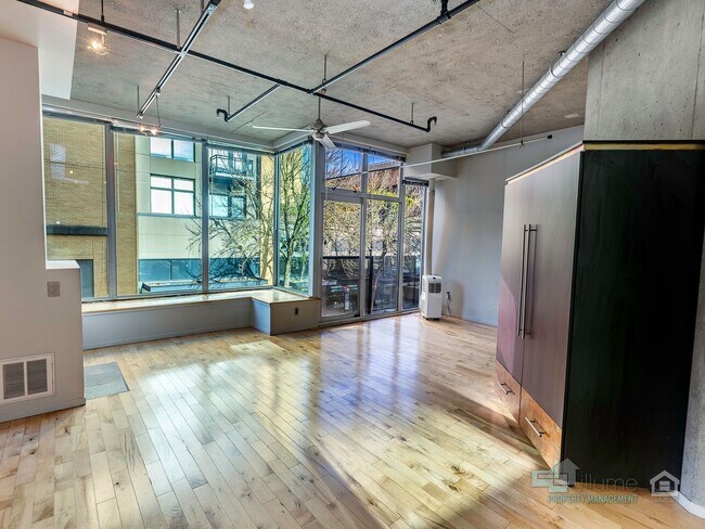 Building Photo - Beautiful Studio Condo in Portland!