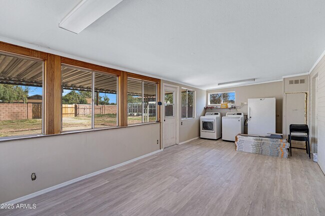 Building Photo - 110 W Del Rio Dr