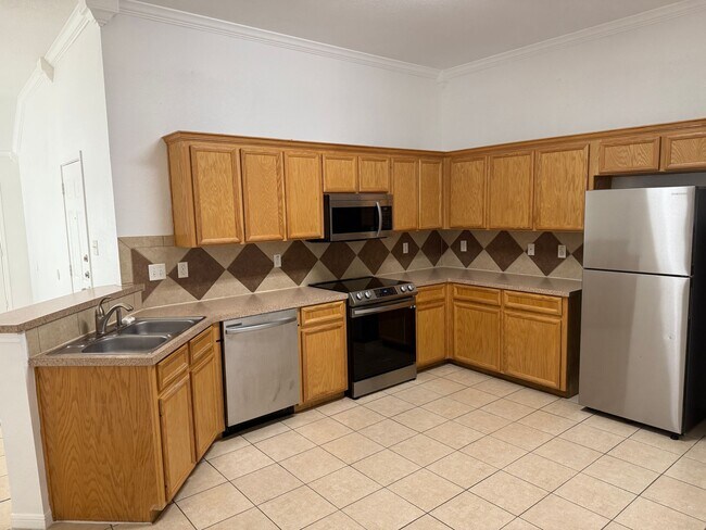 Building Photo - 3 Bedroom 2 Bath Duplex  2 weeks free move...