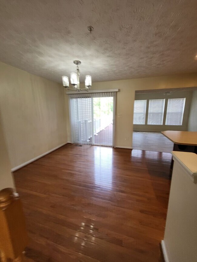 Building Photo - SPACIOUS 3-Level Townhome in Winston's Choice