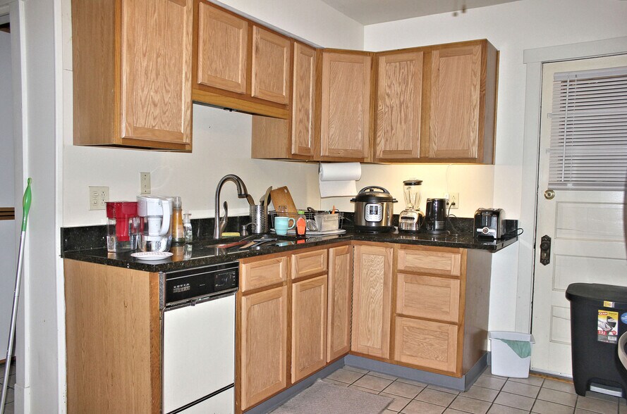 Building Photo - 5840 Alderson St
