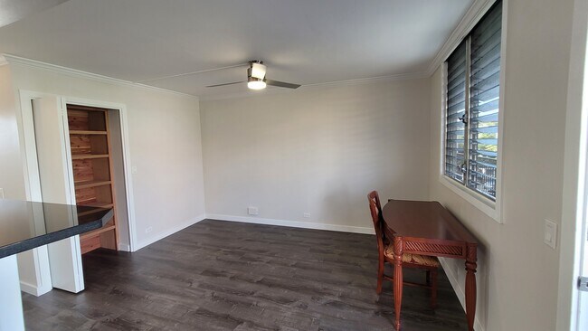 Building Photo - 3370 Salt Lake Blvd