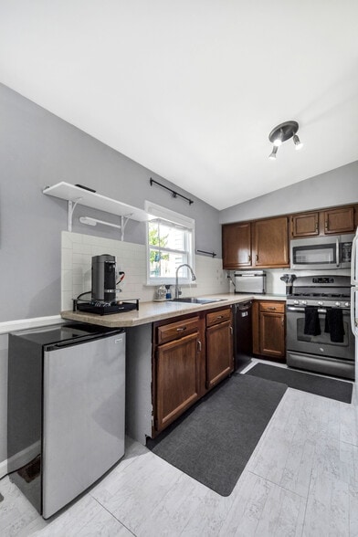 Kitchen - 37 Curry Ln