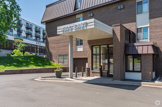 Building Photo - Wolfe Lake Apartments
