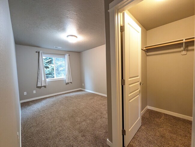 Building Photo - Gorgeous 3-Bedroom, 2.5-Bath Home on Corner Lot In Eugene!