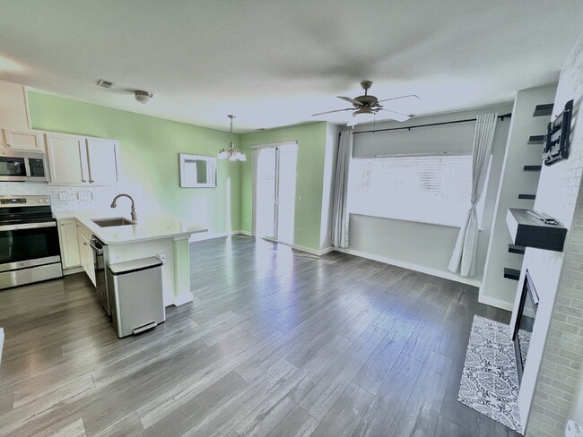 Building Photo - Move-In Ready Puyallup Townhome – Central Location, Easy Commute