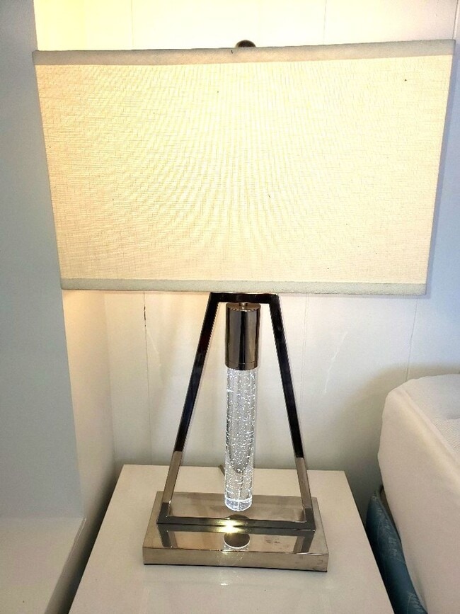 Building Photo - Beautiful 2BR/1BA Apartment with Utilities Included – Prime Downtown Location