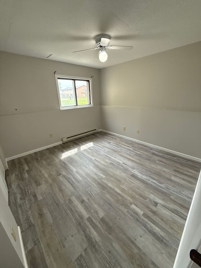 Building Photo - 2 bedroom Town House