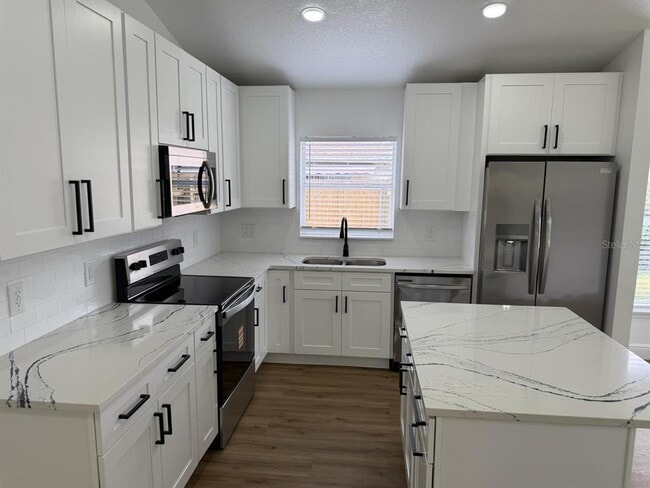 Building Photo - 9743 Hollyhill Dr