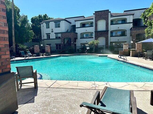 Building Photo - Fantastic Brick Commons condo in ideal loc...