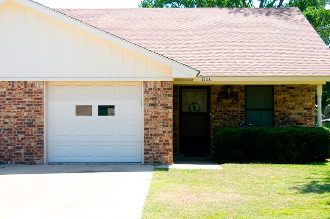 Building Photo - 111 Willow Ln