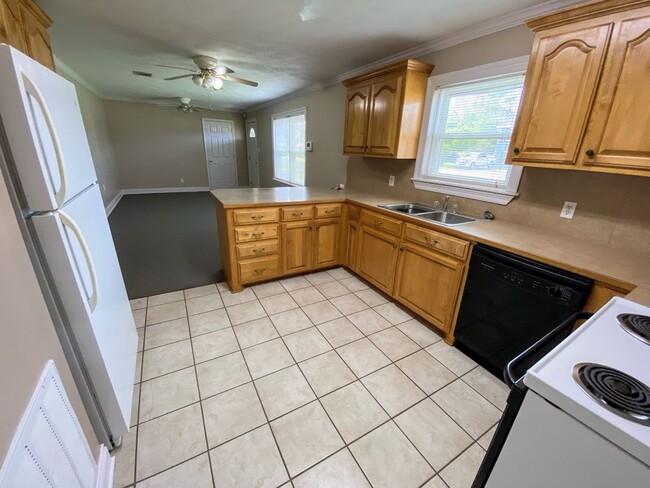 Building Photo - Apartment For Rent Near McNeese State Univ...