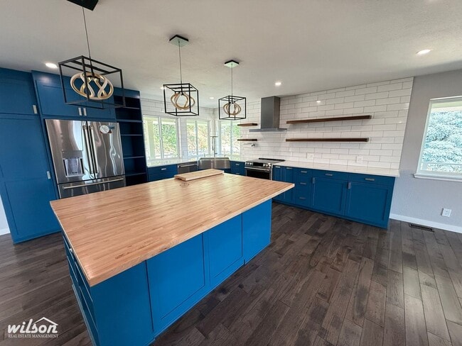 Building Photo - Remodeled 4bd/3ba Naches Home with Firepla...