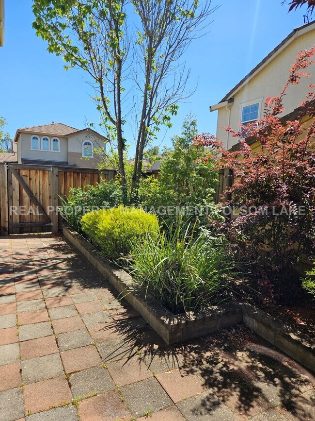 Building Photo - 3 bedrooms 2.5 bathroom split level home