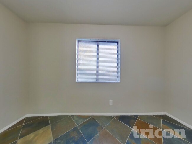 Building Photo - 1726 N Summer Cir