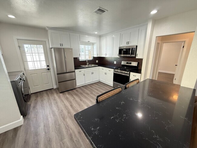 Building Photo - Secluded 3/2 in the heart of Sylmar