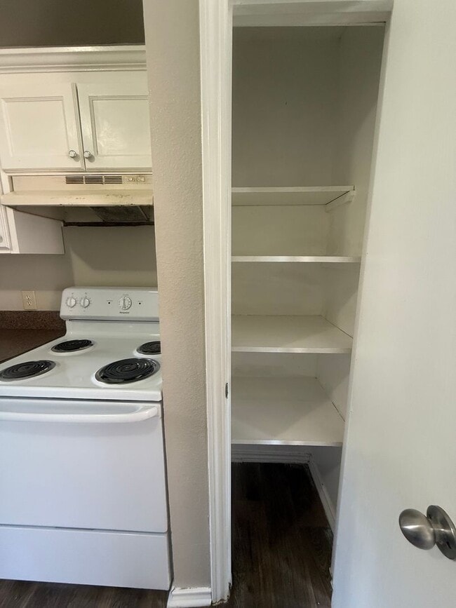 Building Photo - 3-bed/2-bath with garage!