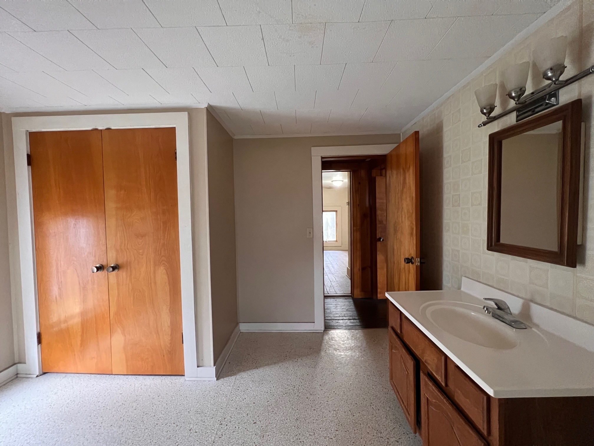 Building Photo - 167 E Seventeenth St