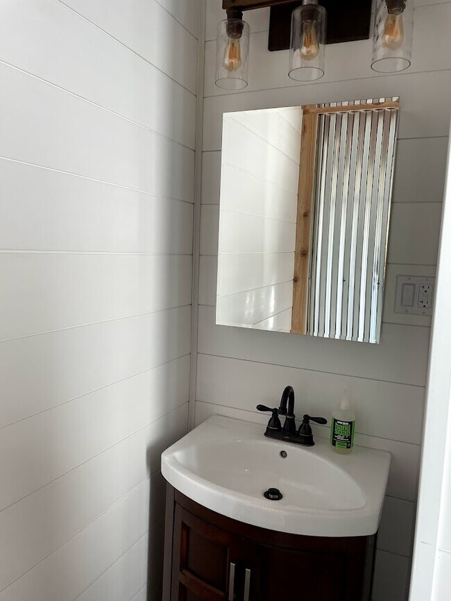 Building Photo - 111 Mohawk Ln