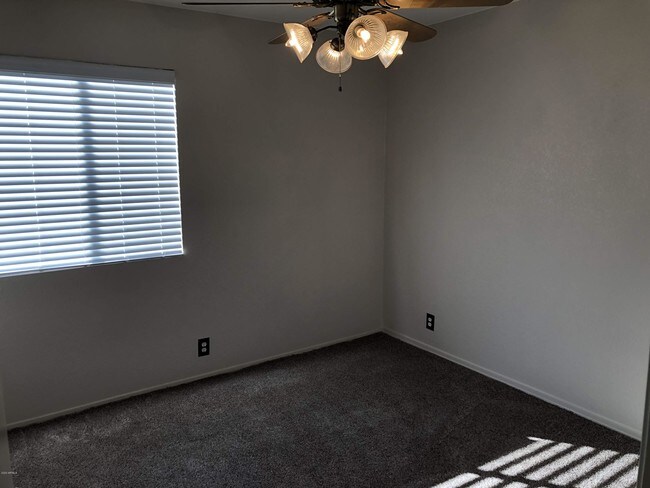 Building Photo - 1553 E Oakland St